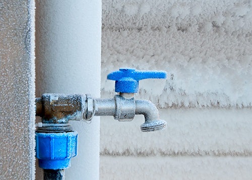 凍結した水道管（排水管、給水管）の解氷給水管の保温、保護屋外作業に伴う除雪作業